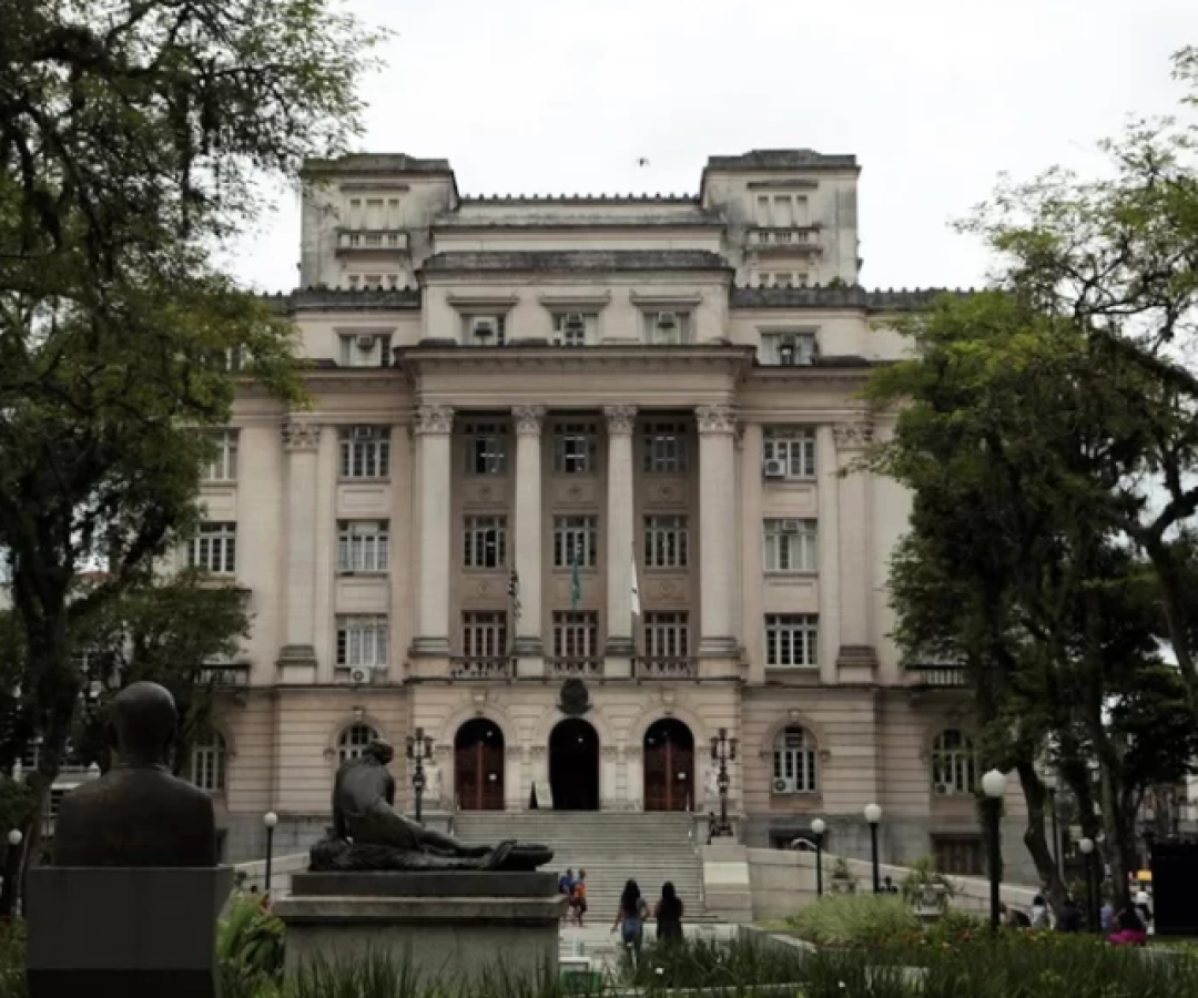 Em assembleias realizadas na quarta-feira (29), os servidores públicos municipais de Santos, no litoral...