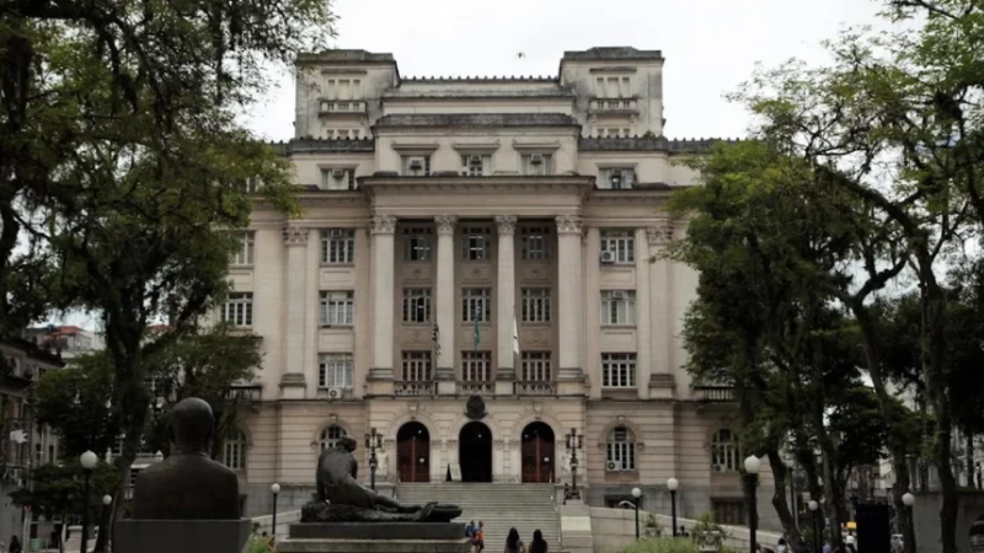 Em assembleias realizadas na quarta-feira (29), os servidores públicos municipais de Santos, no litoral...