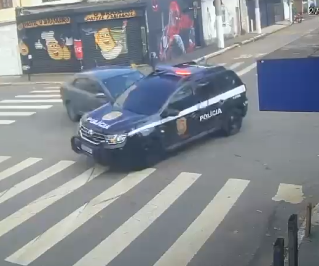 Acidente envolvendo uma Duster e um Cobalt deixou três pessoas feridas, incluindo dois policiais civis, na manhã desta quarta-feira (27).