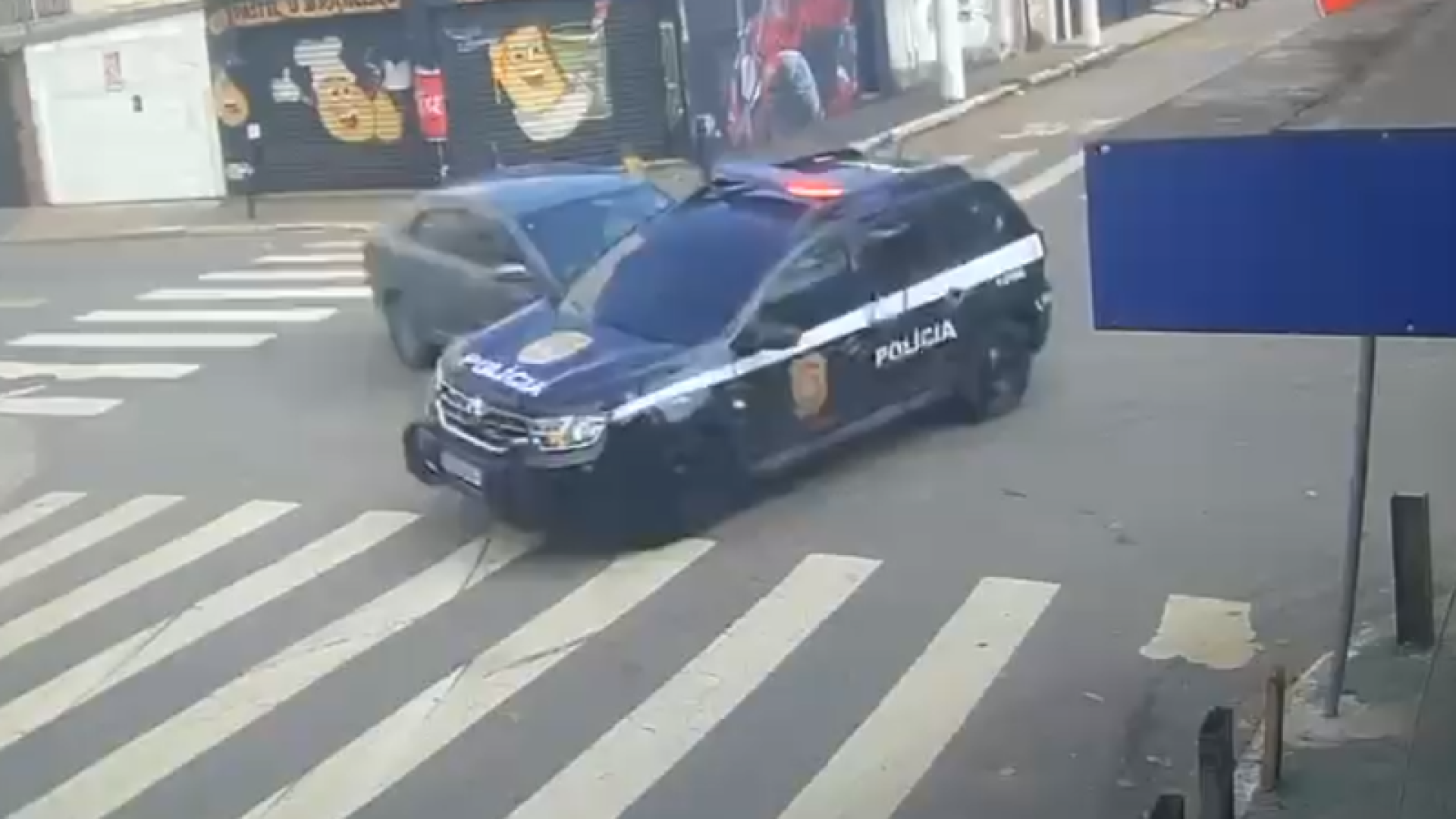 Acidente envolvendo uma Duster e um Cobalt deixou três pessoas feridas, incluindo dois policiais civis, na manhã desta quarta-feira (27).