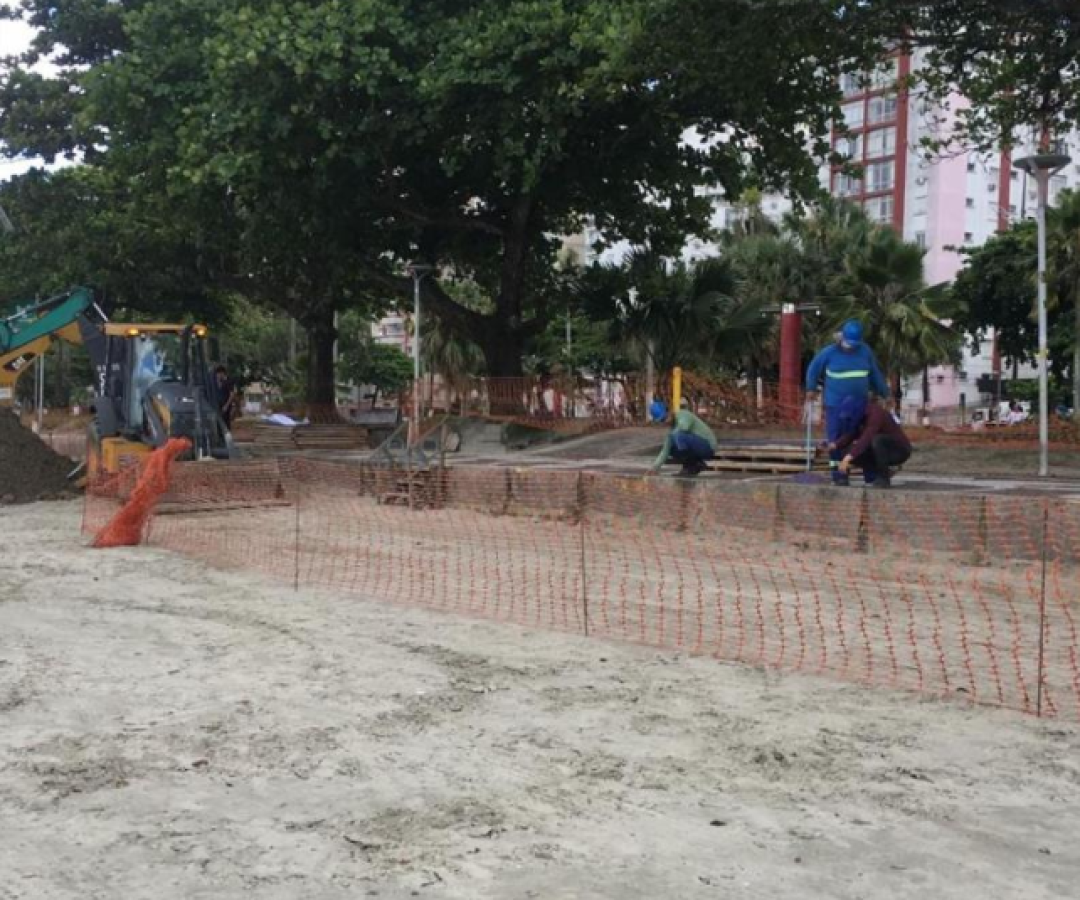 A orla das praias do Embaré e Aparecida, em Santos (SP), passa por obras emergenciais de recuperação após sofrer fortes danos provocados...