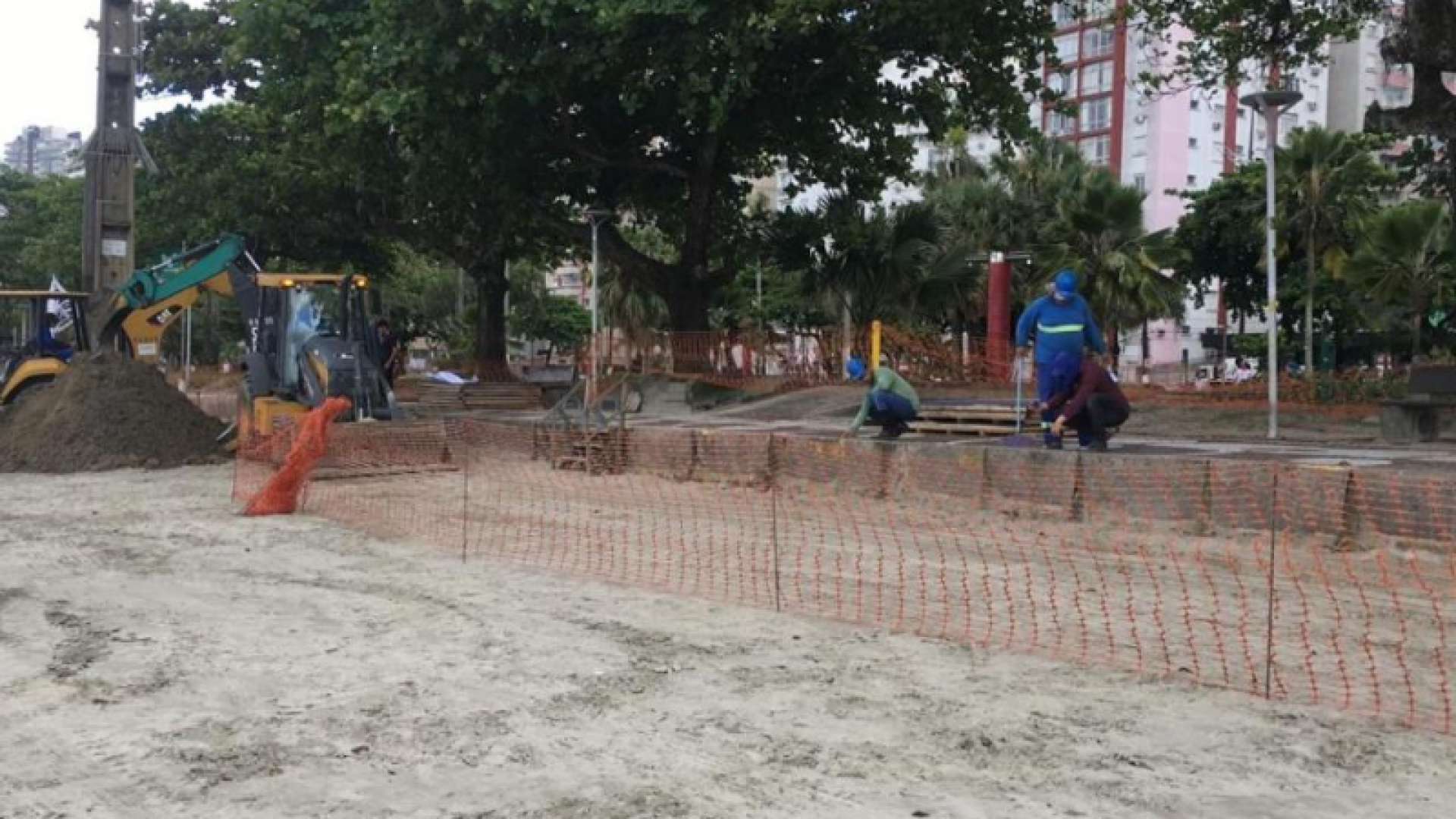 A orla das praias do Embaré e Aparecida, em Santos (SP), passa por obras emergenciais de recuperação após sofrer fortes danos provocados...