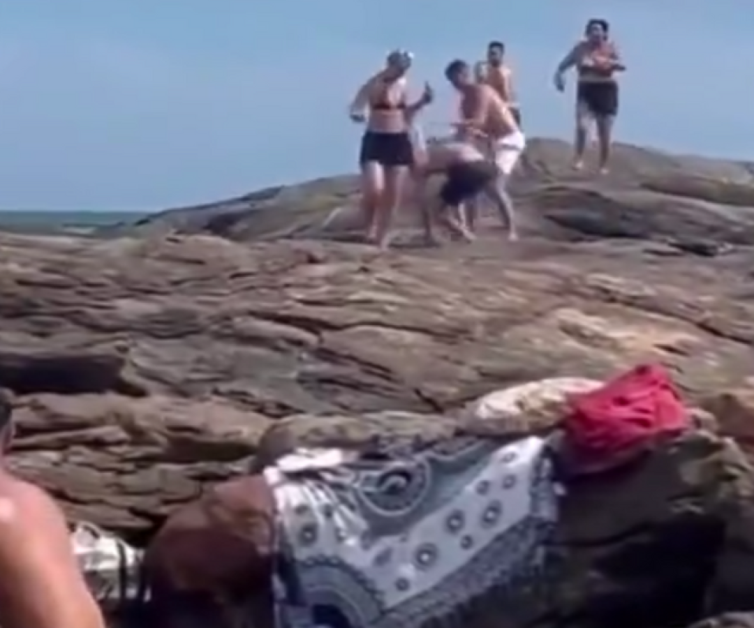 Dois banhistas foram flagrados trocando socos na Praia do Cibratel, em Itanhaém, no litoral de São Paulo. A briga aconteceu na...