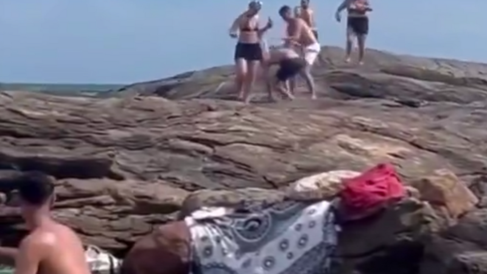 Dois banhistas foram flagrados trocando socos na Praia do Cibratel, em Itanhaém, no litoral de São Paulo. A briga aconteceu na...