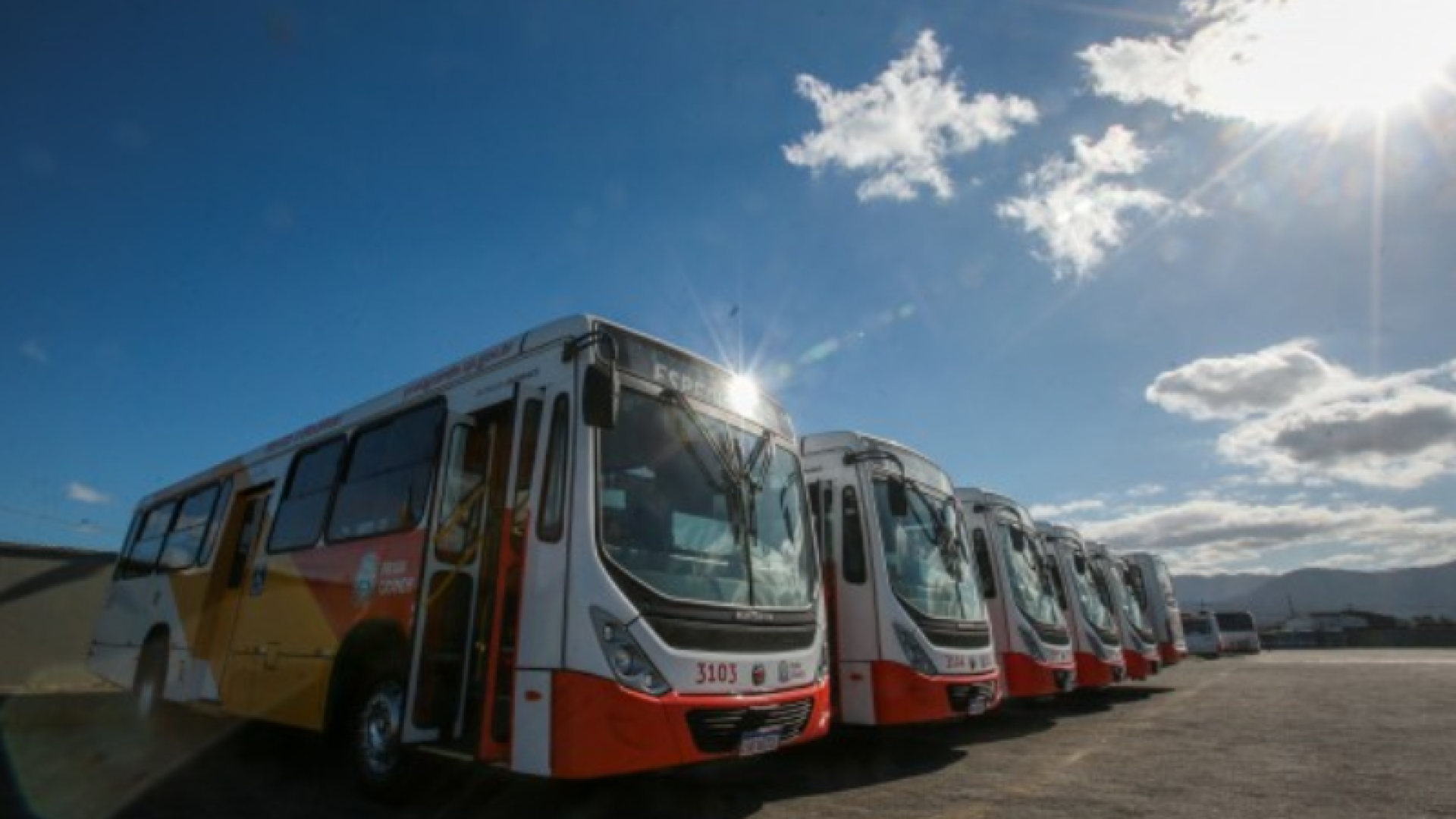 A Prefeitura de Praia Grande realiza nesta sexta-feira (19), no Espaço Piaçabuçu, no Bairro Mirim, a entrega de seis novos ônibus...