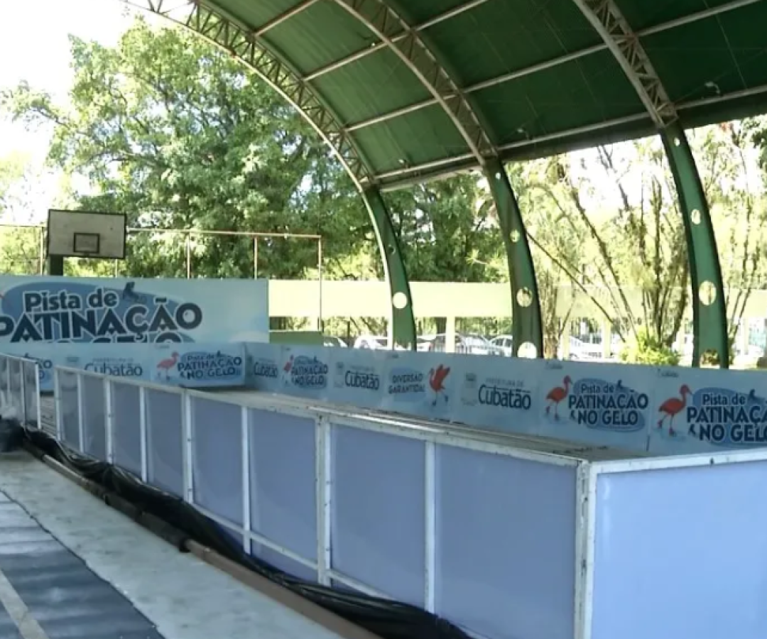 A diversão está garantida em Cubatão com a pista de patinação no gelo, que segue funcionando até o dia 21 de fevereiro no Parque Anilinas...