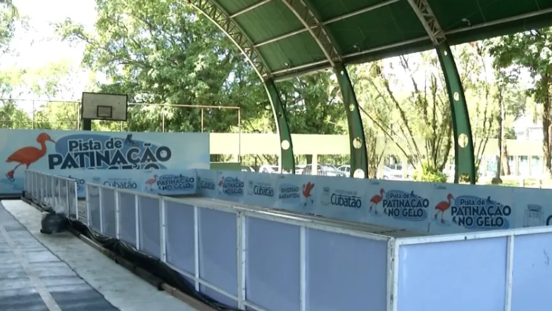 A diversão está garantida em Cubatão com a pista de patinação no gelo, que segue funcionando até o dia 21 de fevereiro no Parque Anilinas...