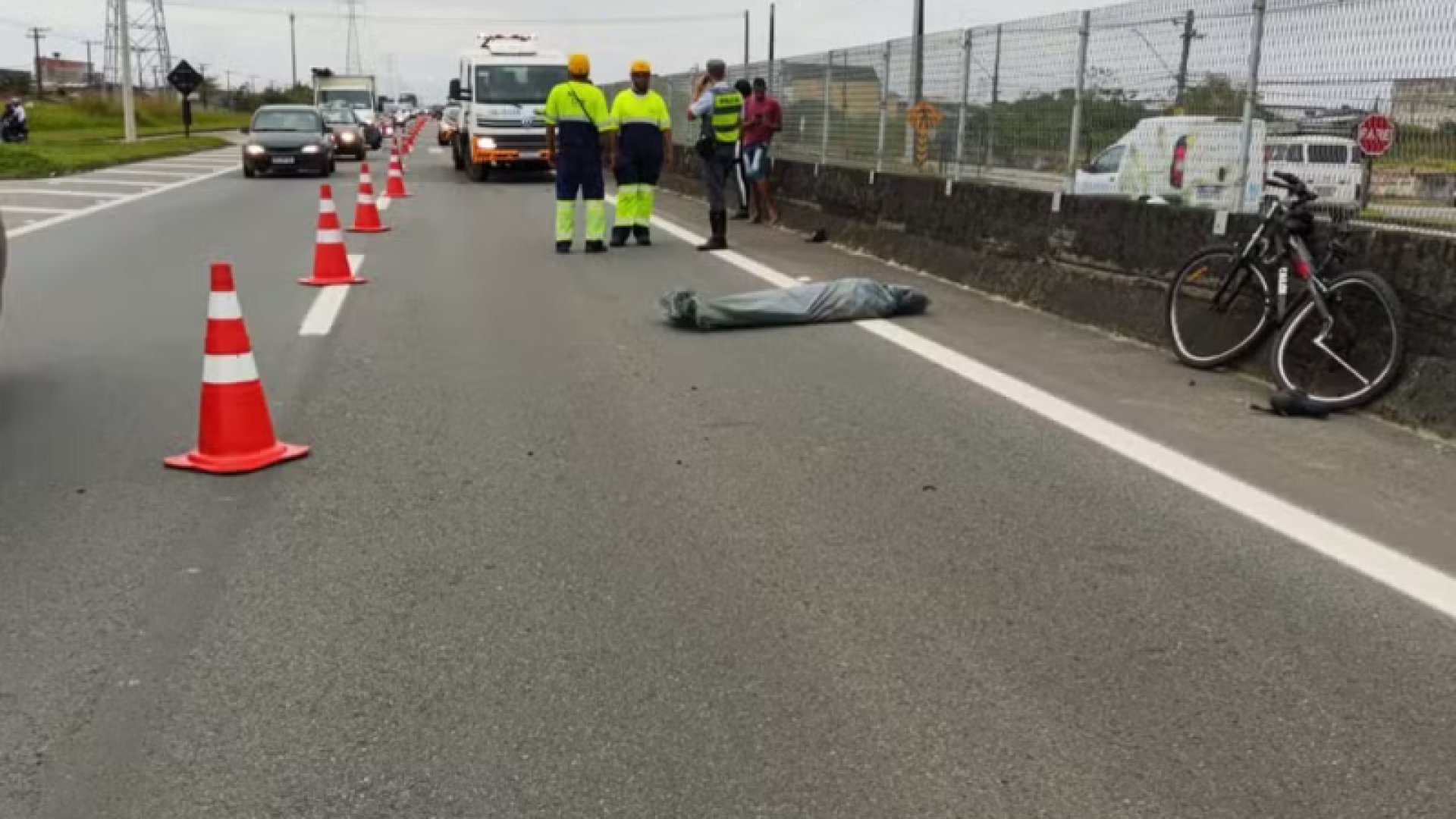 Um ciclista de 65 anos morreu após ser atropelado por dois veículos na Rodovia Padre Manoel da Nóbrega, na altura do km 327,8, em Itanhaém...