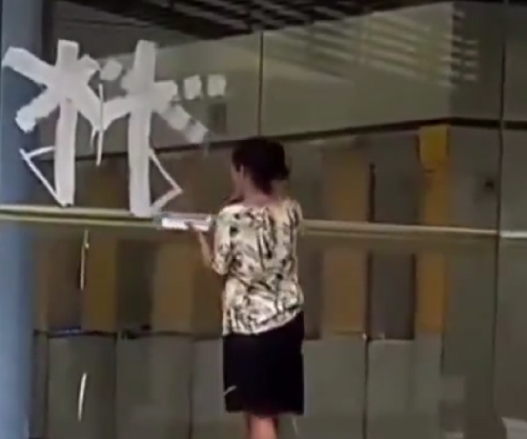 Uma mulher em situação de rua foi flagrada pichando a vidraça de uma agência do Banco do Brasil, localizada na Rua Frei Gaspar...