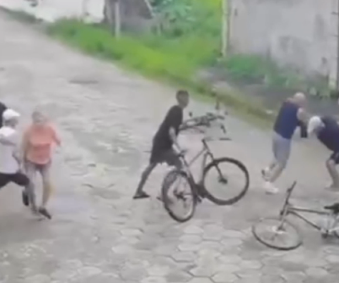 Três homens foram presos e dois adolescentes apreendidos, suspeitos de integrarem uma quadrilha que usava bicicletas para cometer...
