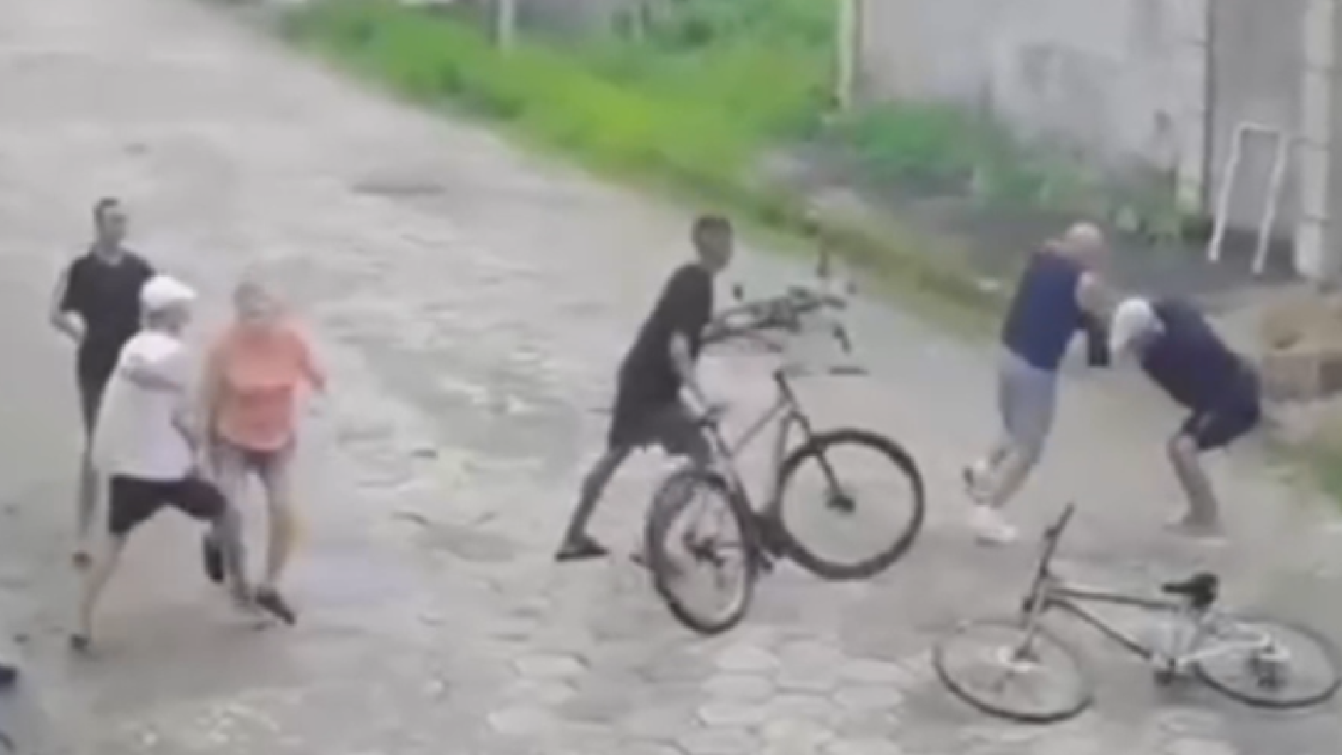 Três homens foram presos e dois adolescentes apreendidos, suspeitos de integrarem uma quadrilha que usava bicicletas para cometer...