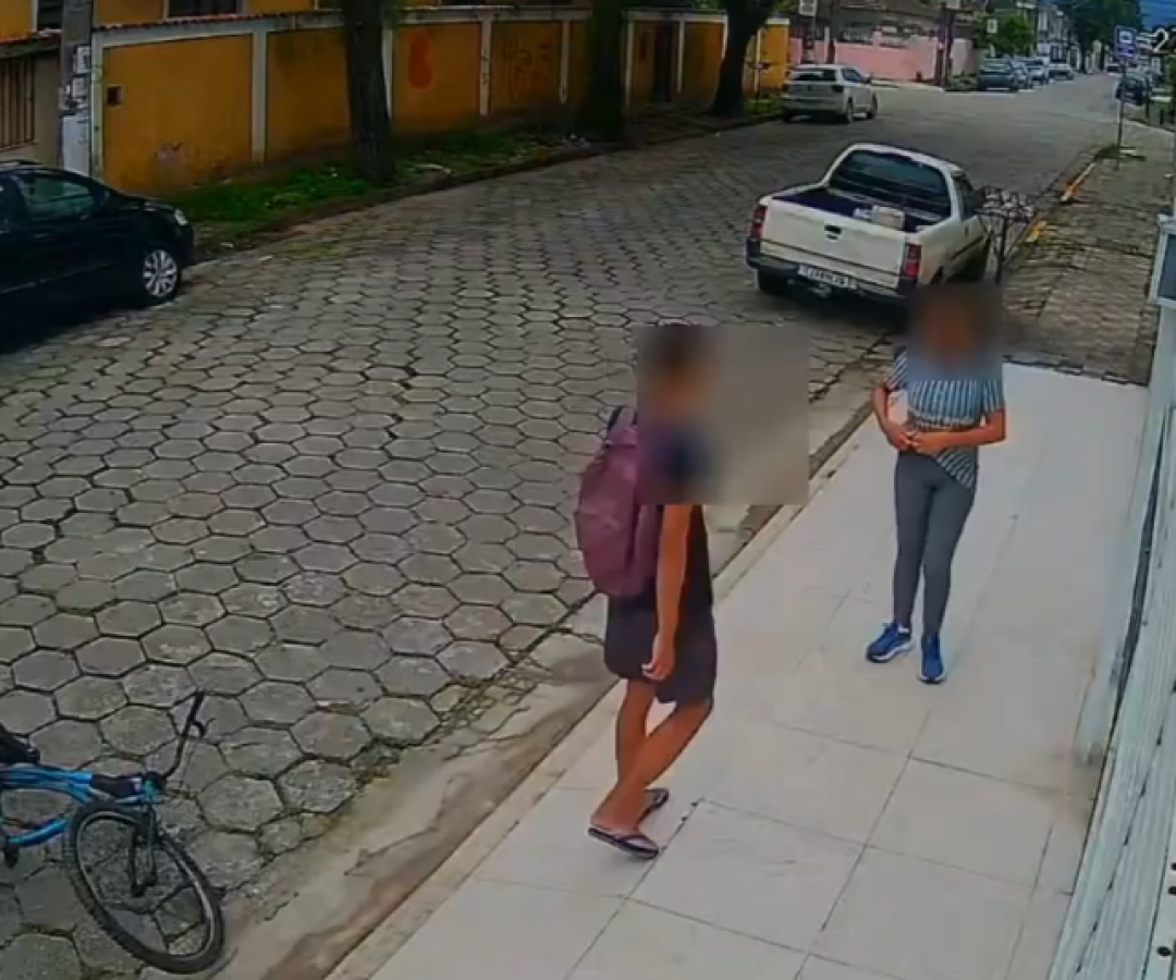Na manhã de quarta-feira (27), uma mulher foi assaltada na Rua Maria Cristina, no bairro Jardim Casqueiro, em Cubatão, litoral de São Paulo.