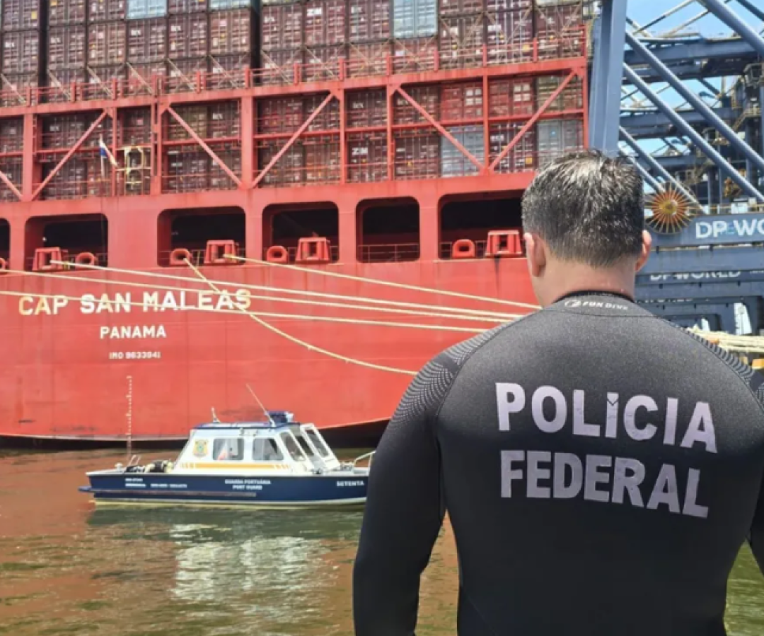 A Marinha do Brasil, em ação conjunta com a Polícia Federal (PF) e a Guarda Portuária, apreendeu 100,4 kg de substâncias com...