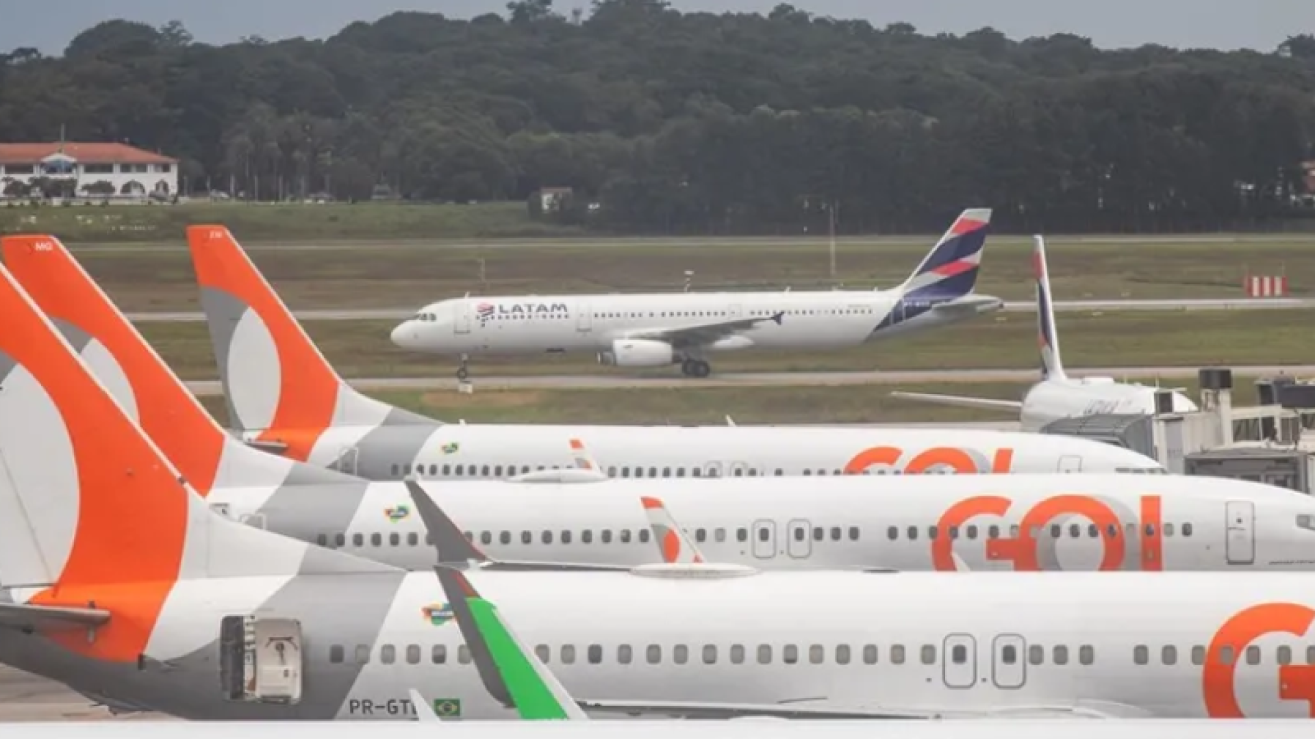 As duas maiores companhias aéreas do Brasil, Gol e Latam, implementaram mudanças em suas tarifas, criando novas categorias de passagens...