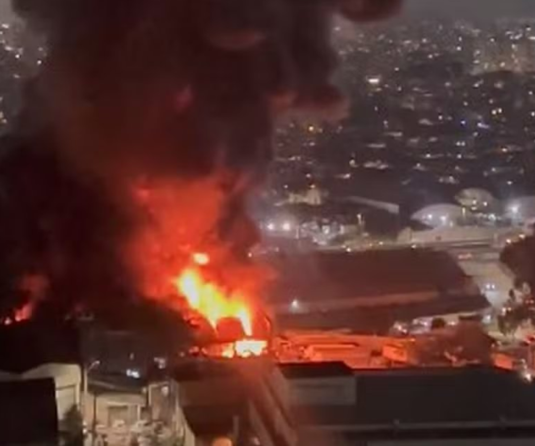 O combate ao incêndio em um imóvel comercial na Rua Guaporé, em Guarulhos, já dura mais de 14 horas, segundo o...