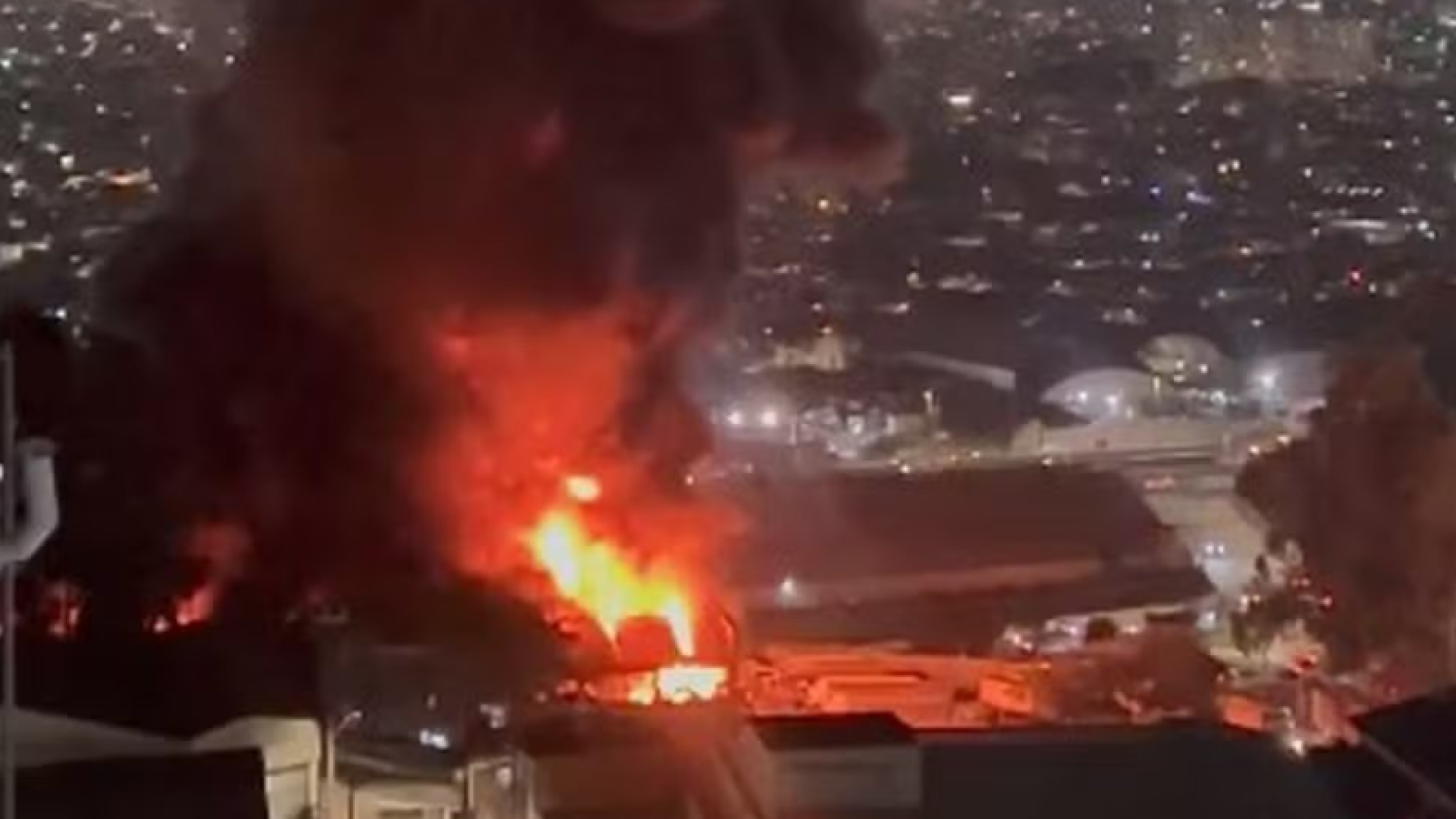 O combate ao incêndio em um imóvel comercial na Rua Guaporé, em Guarulhos, já dura mais de 14 horas, segundo o...