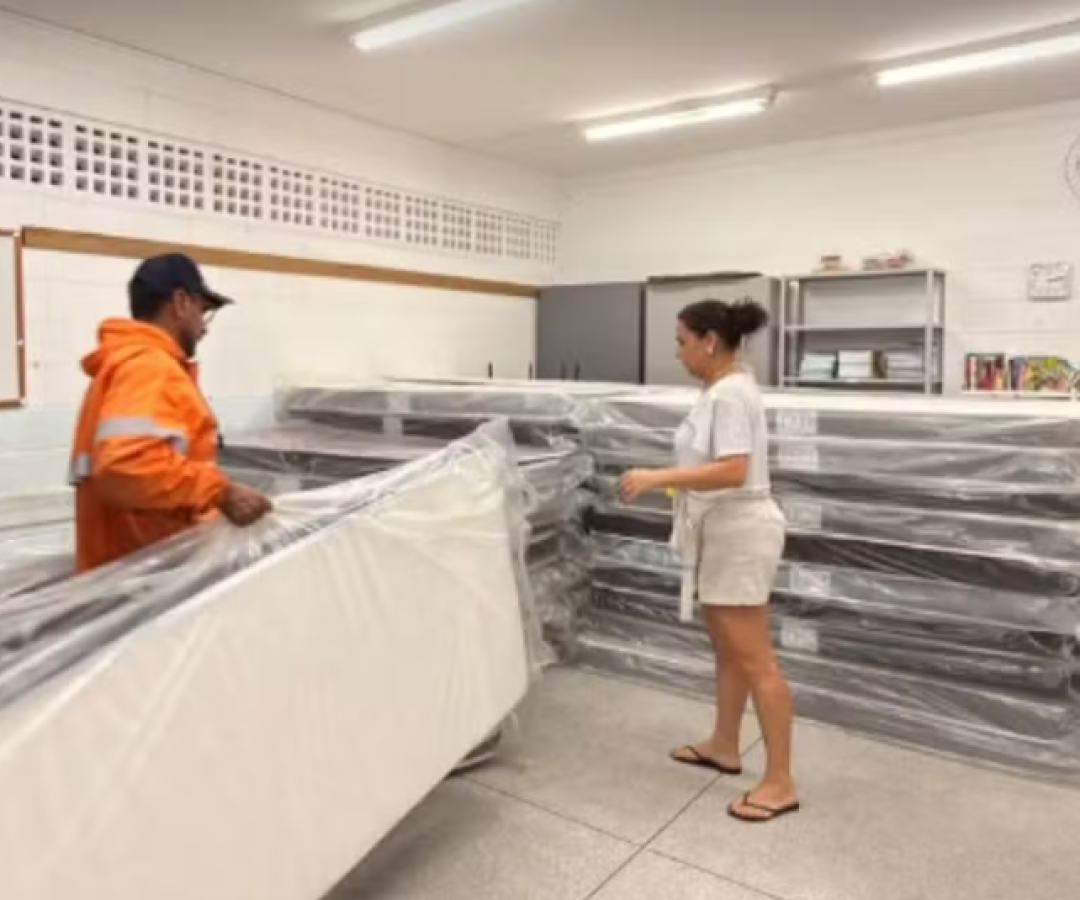 As fortes chuvas que atingem o litoral de São Paulo deixaram mais de 100 moradores desabrigados em Peruíbe (SP).