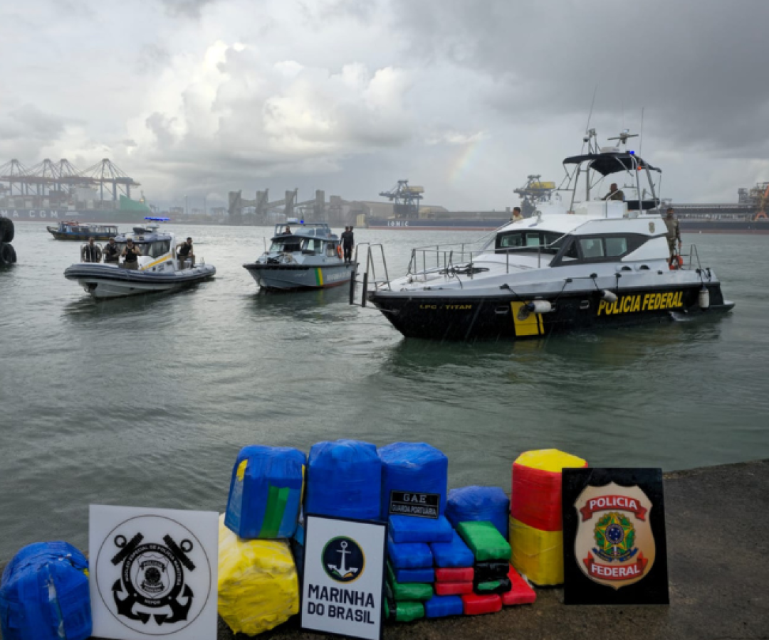 A Polícia Federal apreendeu cerca de 150 quilos de cocaína neste sábado (24), durante inspeção em um navio atracado no Porto de Santos...