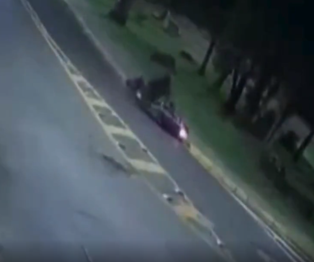 Uma motociclista de 30 anos ficou gravemente ferida após uma colisão frontal entre duas motos na noite de segunda-feira (1º), em Registro...