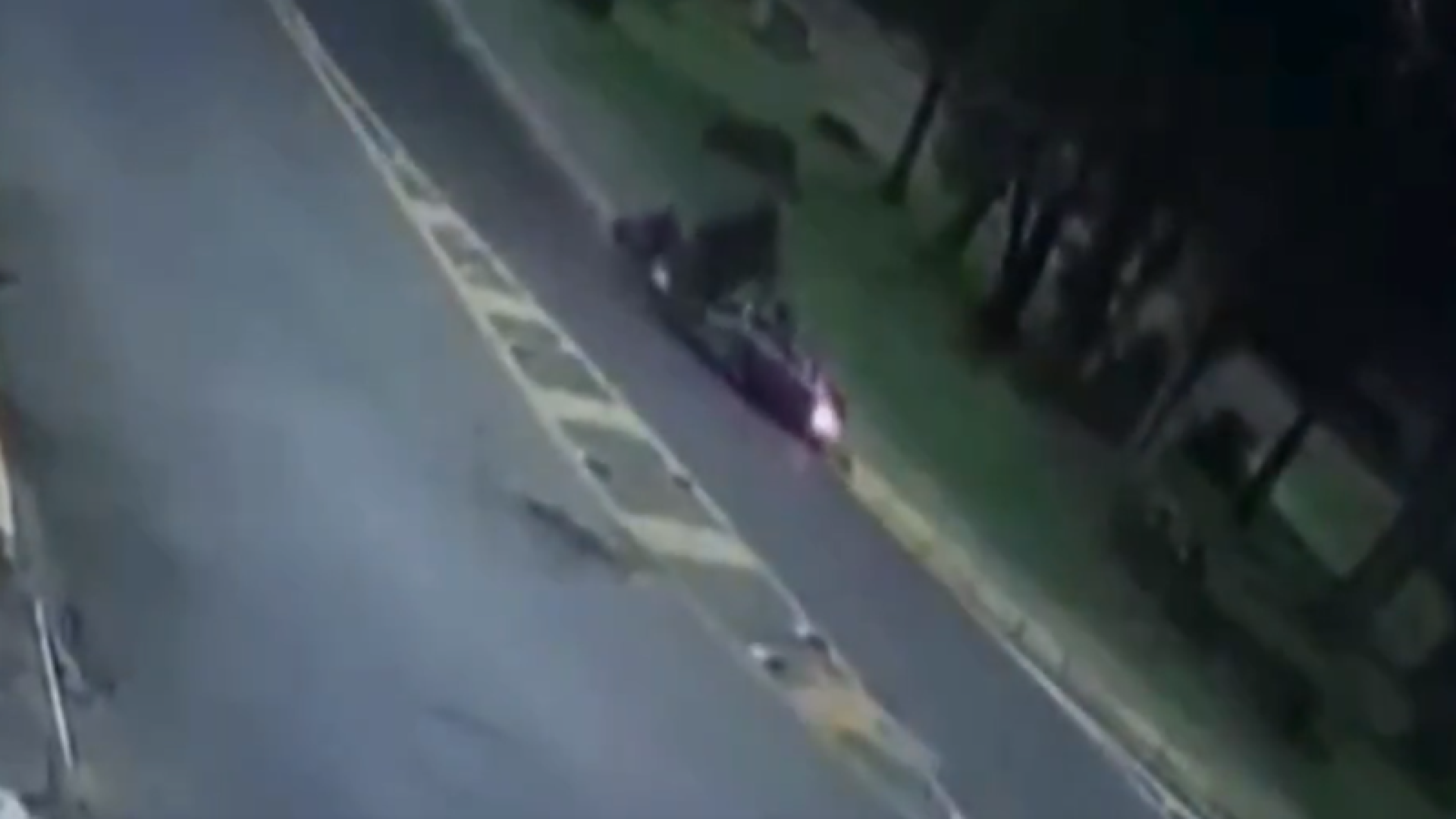 Uma motociclista de 30 anos ficou gravemente ferida após uma colisão frontal entre duas motos na noite de segunda-feira (1º), em Registro...
