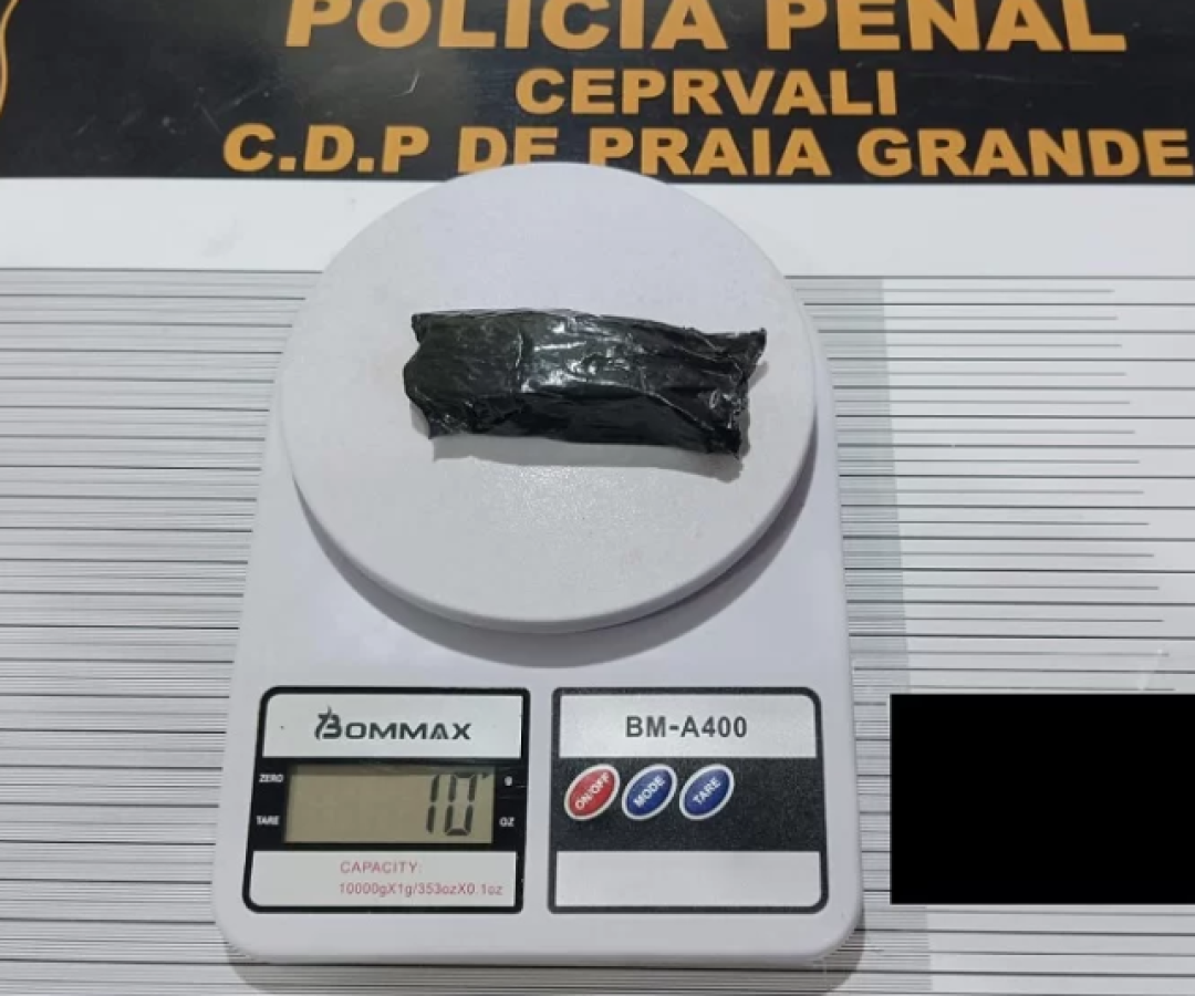 Uma mulher de 37 anos foi flagrada com aproximadamente nove gramas de maconha ao tentar visitar o filho no Centro de Detenção...