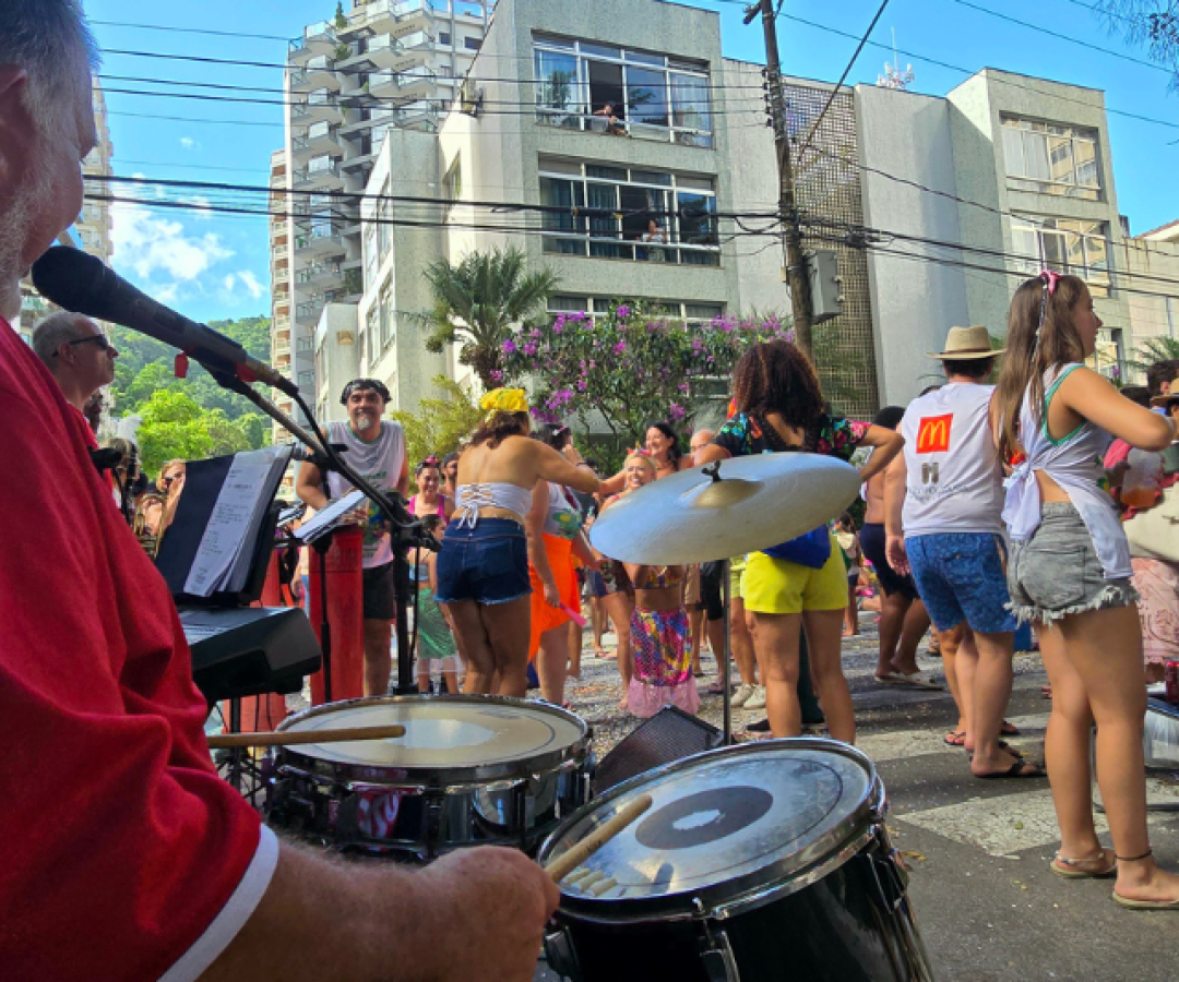 Os últimos desfiles de blocos e bandas do Carnaval 2026 em Guarujá acontecem nesta sexta-feira (20) e no domingo (22).