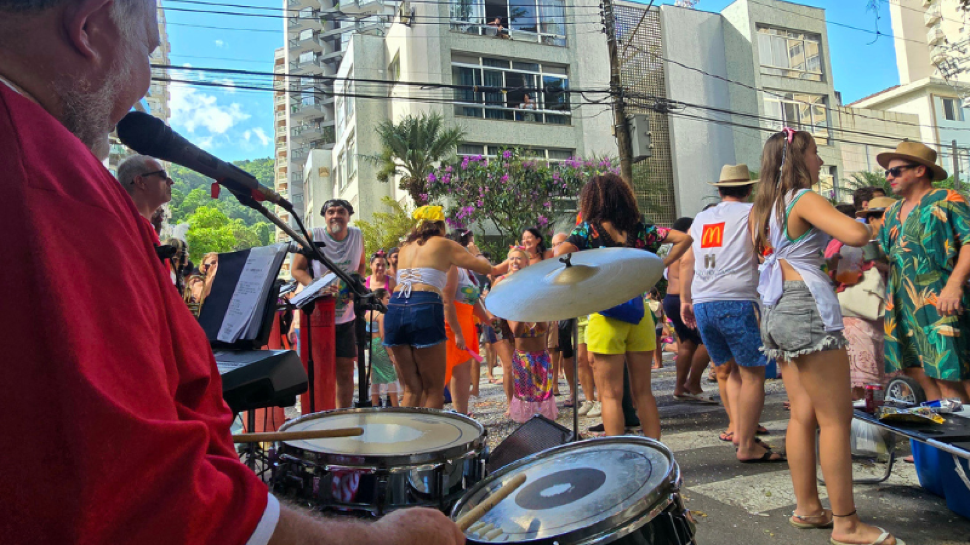 Os últimos desfiles de blocos e bandas do Carnaval 2026 em Guarujá acontecem nesta sexta-feira (20) e no domingo (22).