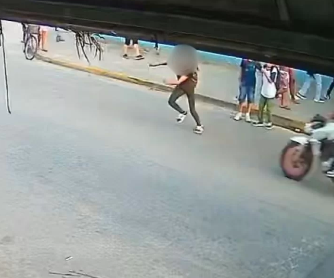 Uma adolescente foi atropelada por uma motocicleta na saída de uma escola em Itanhaém, no litoral de São Paulo...