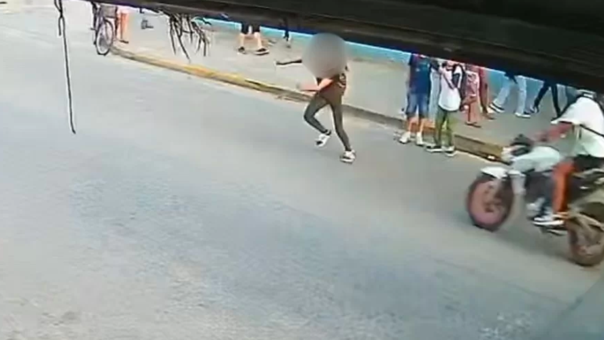 Uma adolescente foi atropelada por uma motocicleta na saída de uma escola em Itanhaém, no litoral de São Paulo...