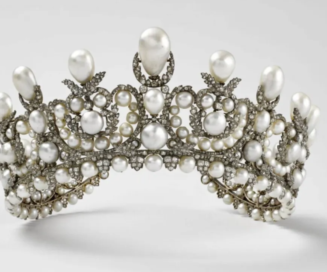 Criminosos invadiram o Museu do Louvre, em Paris, no domingo (19), e roubaram nove peças da coleção de joias da monarquia francesa...