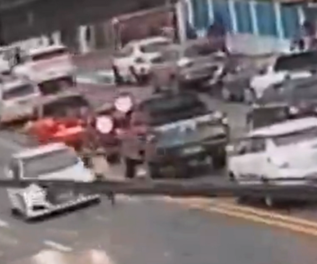 Uma adolescente de 12 anos foi atropelada na Avenida Haguemo Matsuzawa, no bairro Ribeirópolis, em Registro, no Vale do Rbeira...