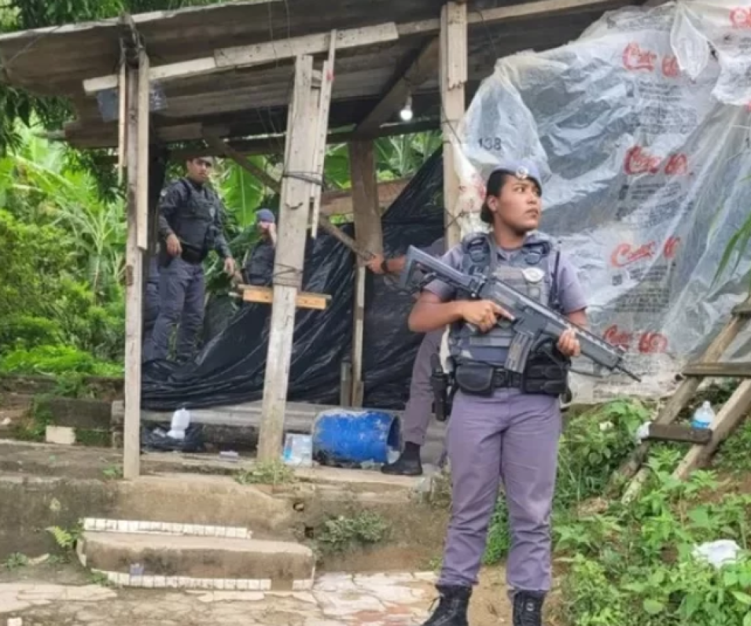 A Polícia Militar apreendeu uma grande quantidade de drogas na tarde da última sexta-feira (23) durante patrulhamento no bairro Perequê...