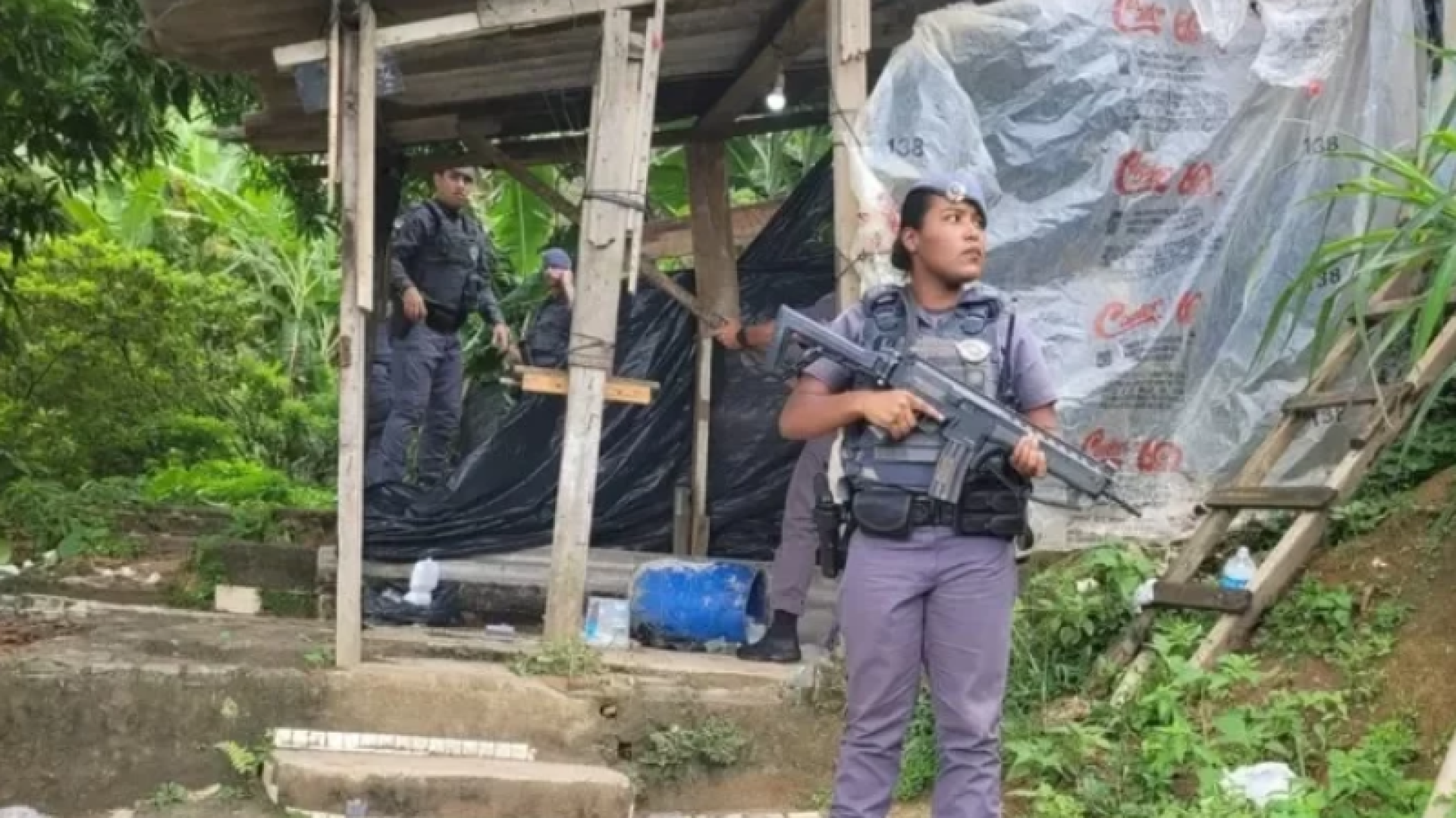 A Polícia Militar apreendeu uma grande quantidade de drogas na tarde da última sexta-feira (23) durante patrulhamento no bairro Perequê...