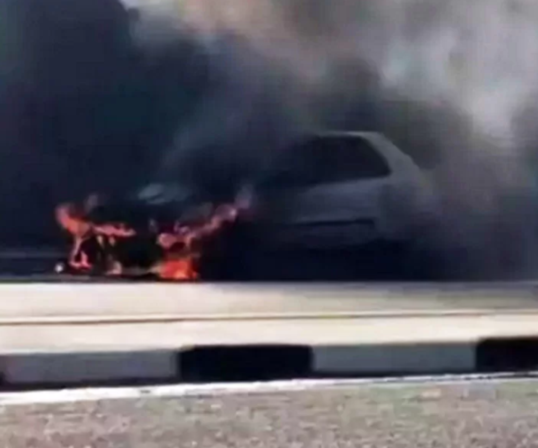 Um automóvel Fiat Palio pegou fogo na manhã desta sexta-feira (20), na Avenida Governador Mário Covas, em Santos, no litoral de São Paulo.