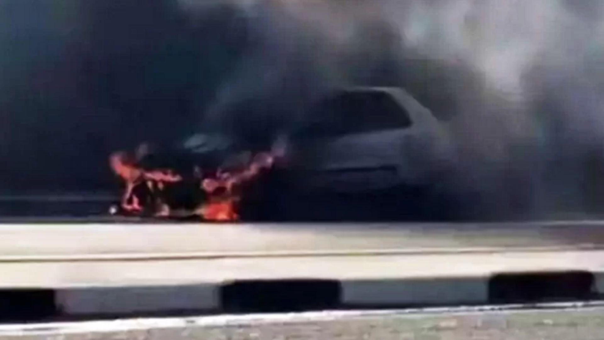 Um automóvel Fiat Palio pegou fogo na manhã desta sexta-feira (20), na Avenida Governador Mário Covas, em Santos, no litoral de São Paulo.