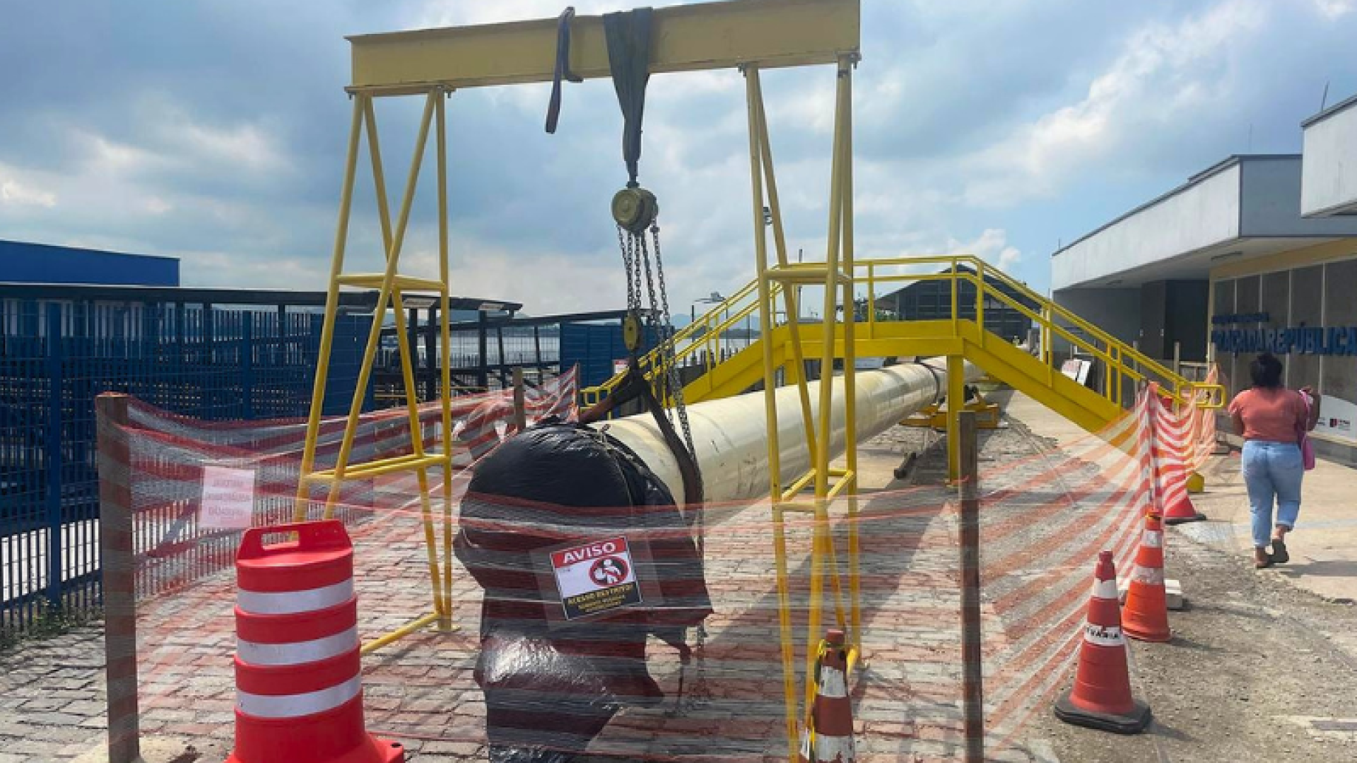 As milhares de pessoas que utilizam diariamente o terminal de barcas entre o distrito de Vicente de Carvalho, em Guarujá, e o Centro...