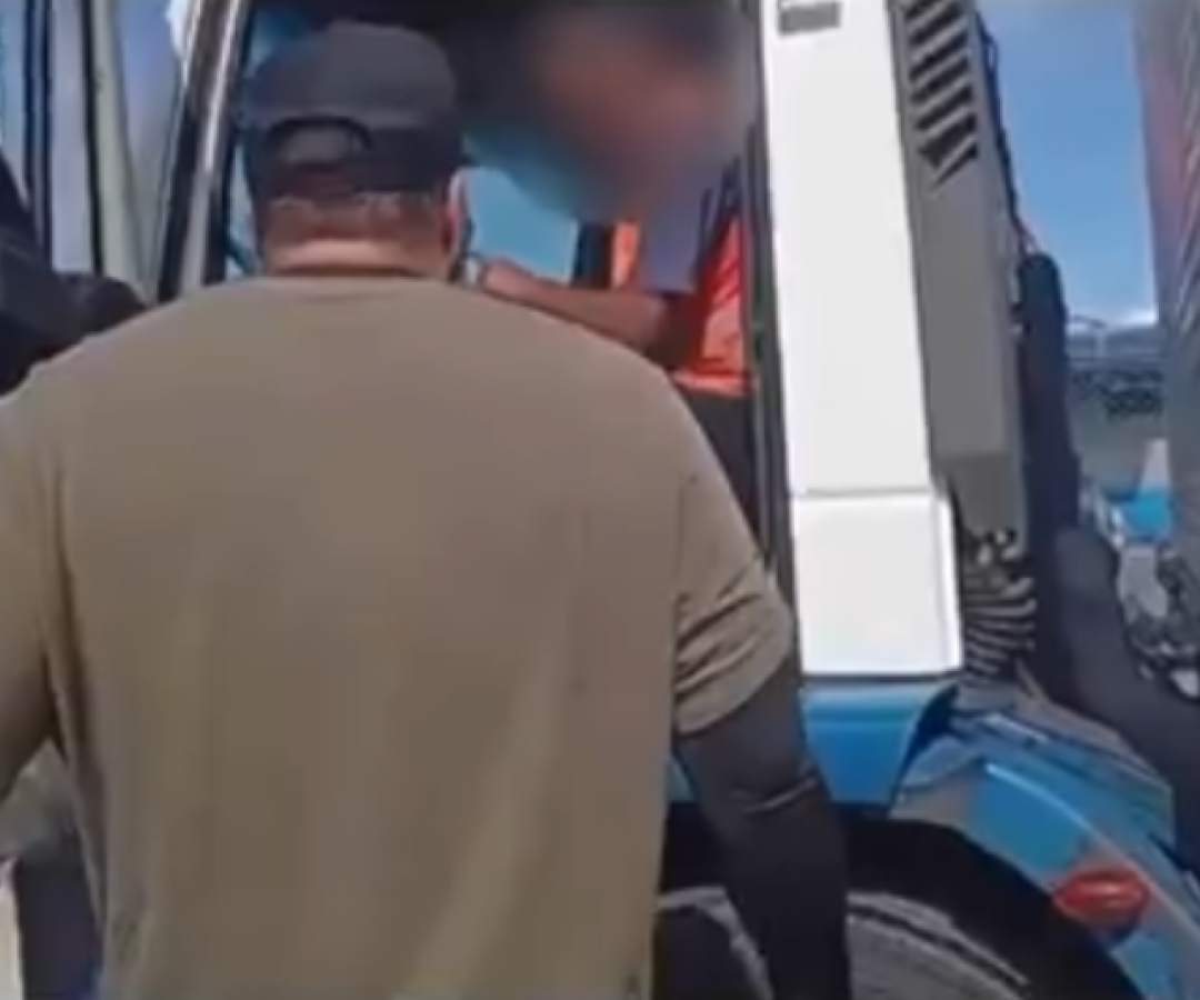 Um homem foi preso por abuso de vulnerável contra a própria filha, de 9 anos, em Santos, no litoral de São Paulo.