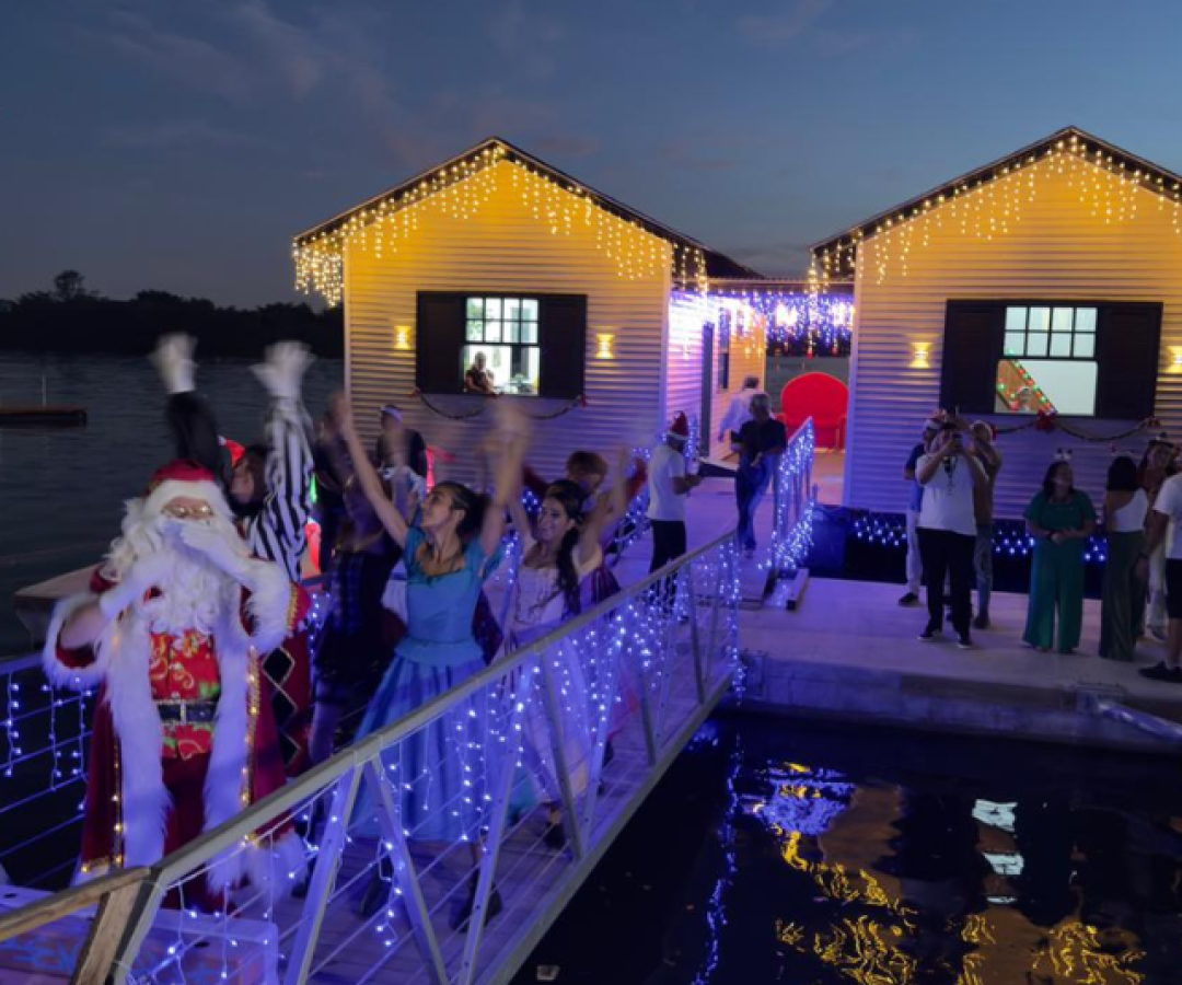 A magia do Natal tomou conta de Cubatão na noite desta quinta-feira (11), com a chegada especial do Papai Noel às Casas Flutuantes...