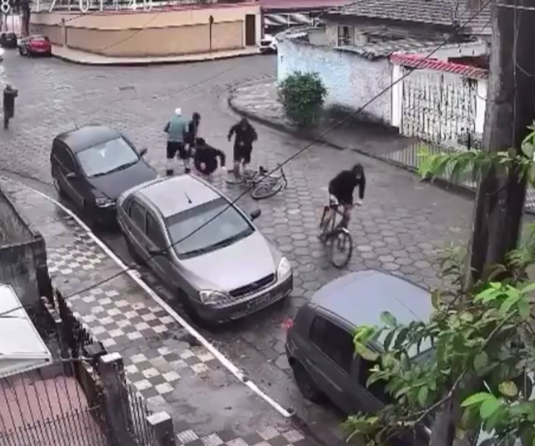 Um homem armado atirou contra quatro criminosos e impediu que um idoso fosse assaltado no bairro Jardim Casqueiro, em Cubatão...