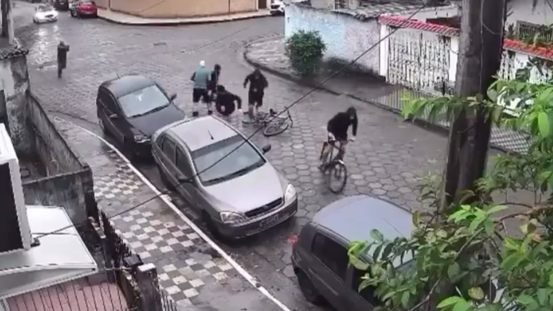 Um homem armado atirou contra quatro criminosos e impediu que um idoso fosse assaltado no bairro Jardim Casqueiro, em Cubatão...