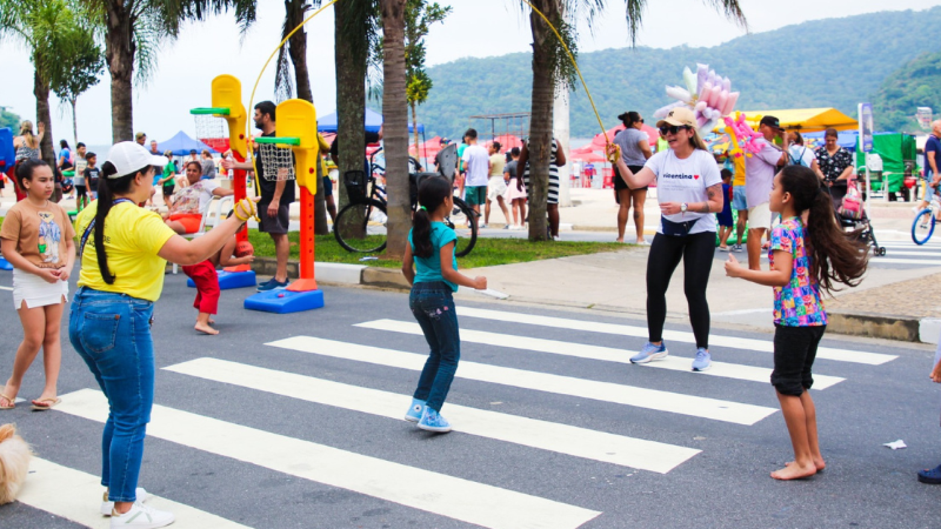 A Avenida Antônio Rodrigues, na orla do Gonzaguinha, em São Vicente, será novamente palco da Rua da “FelizCidade”...