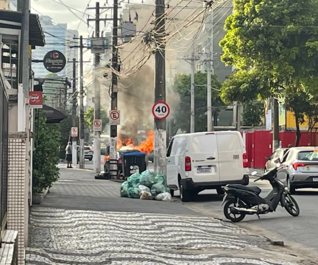Um carro pegou fogo na manhã desta quinta-feira (5) na Avenida Dr. Epitácio Pessoa, no bairro Embaré, em Santos, no litoral de São Paulo.