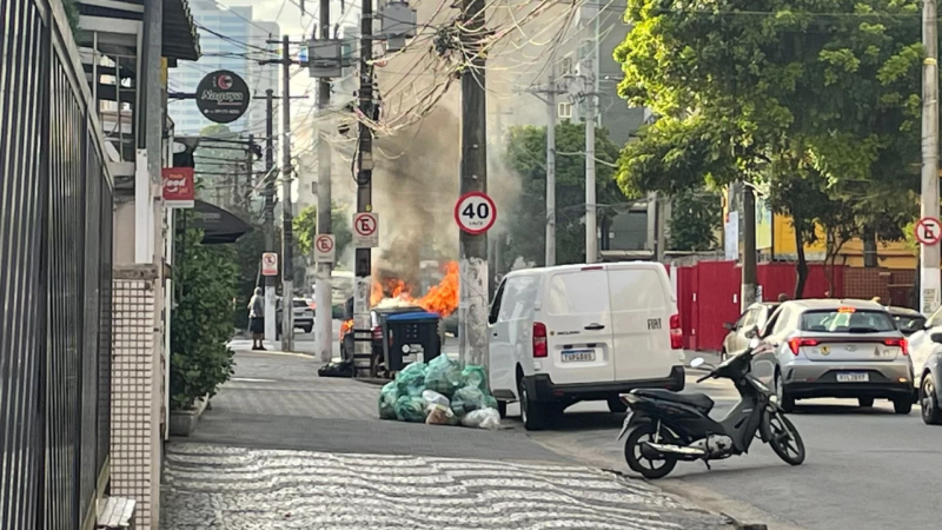 Um carro pegou fogo na manhã desta quinta-feira (5) na Avenida Dr. Epitácio Pessoa, no bairro Embaré, em Santos, no litoral de São Paulo.