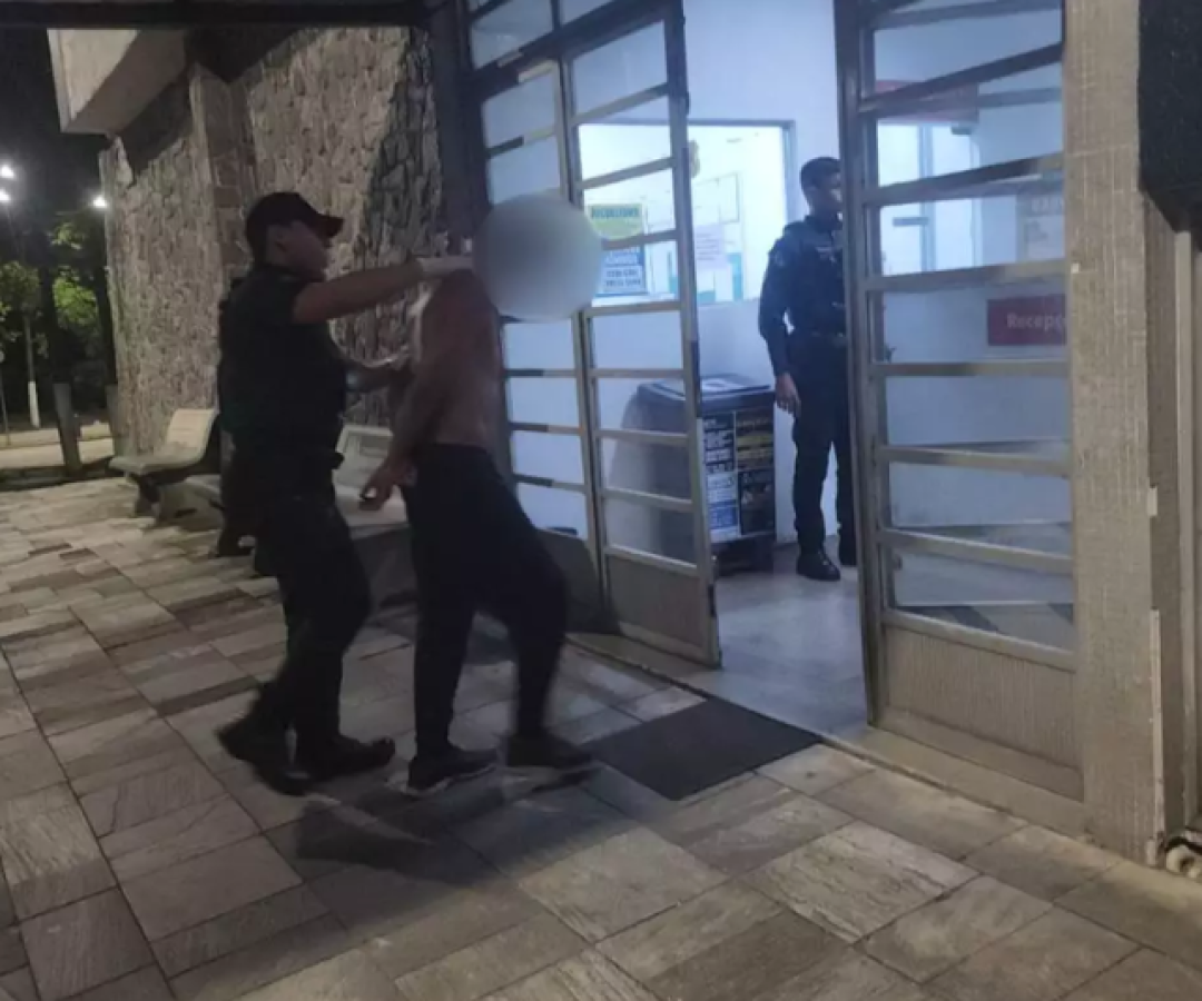 Em Cubatão, no interior de São Paulo, um homem de 35 anos, identificado como Romario dos Santos Almeida, foi preso duas vezes em uma semana.