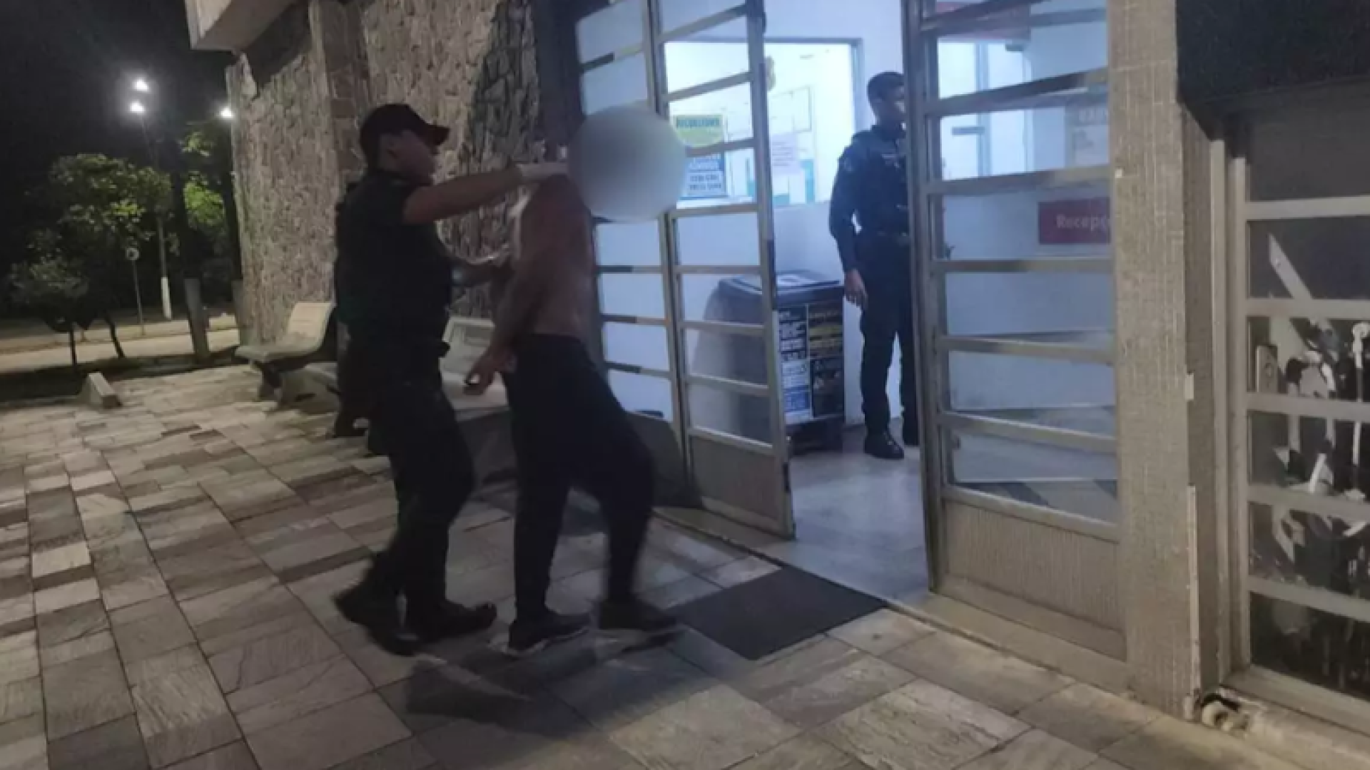 Em Cubatão, no interior de São Paulo, um homem de 35 anos, identificado como Romario dos Santos Almeida, foi preso duas vezes em uma semana.