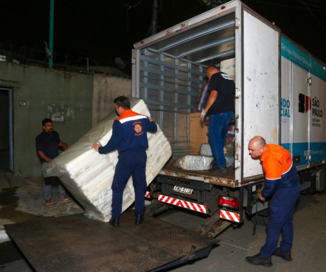 O Governo de São Paulo começou, nesta segunda-feira (5), o envio de 2.100 itens como cobertores, colchões, cestas básicas e kits de higiene...