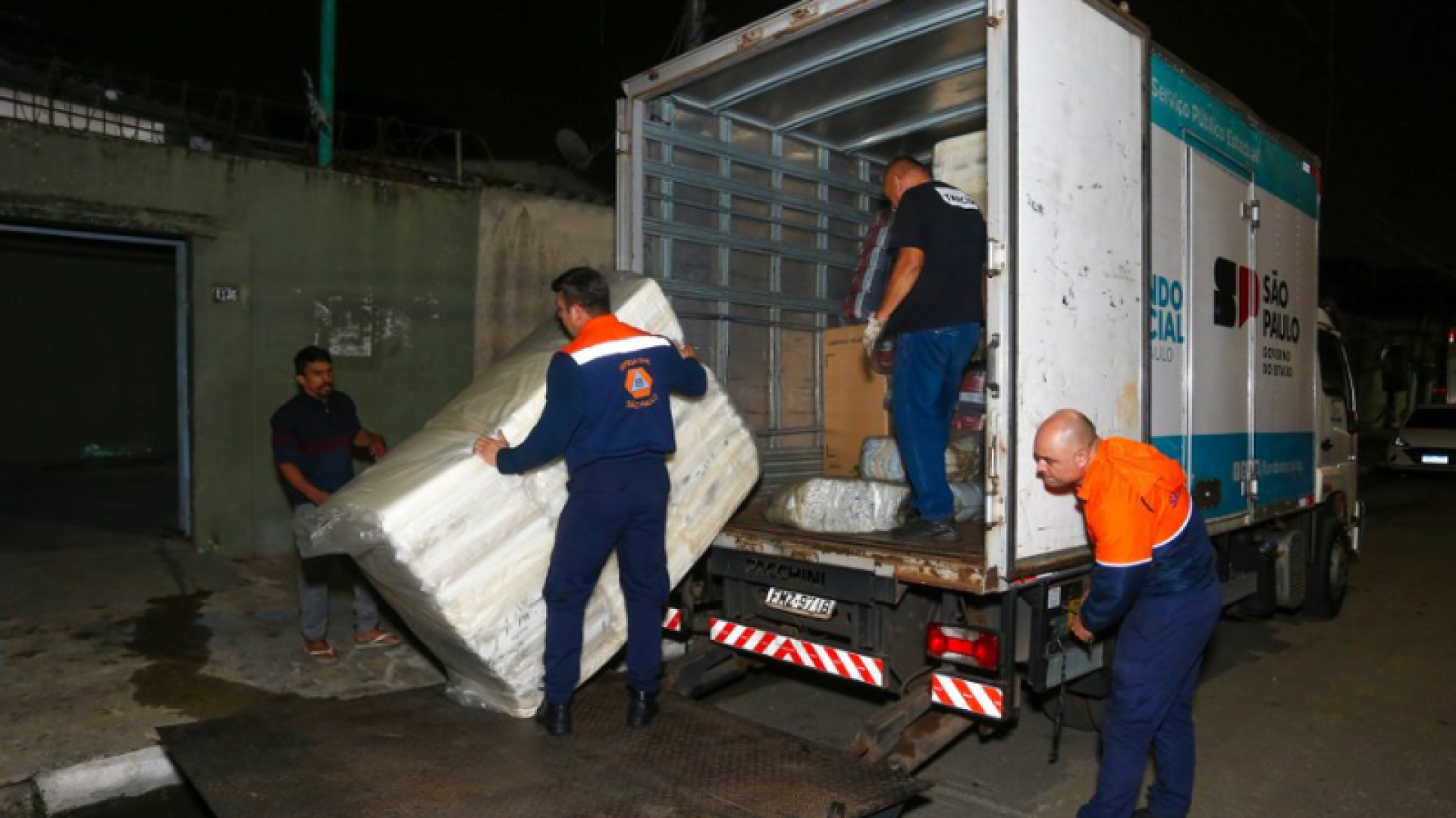 O Governo de São Paulo começou, nesta segunda-feira (5), o envio de 2.100 itens como cobertores, colchões, cestas básicas e kits de higiene...