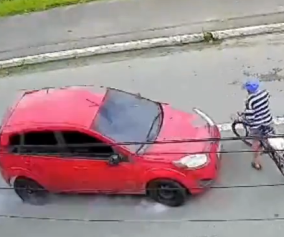 Um idoso de 79 anos morreu após ser atropelado enquanto pedalava uma bicicleta no bairro Vila Caiçara, em Praia Grande, no litoral...