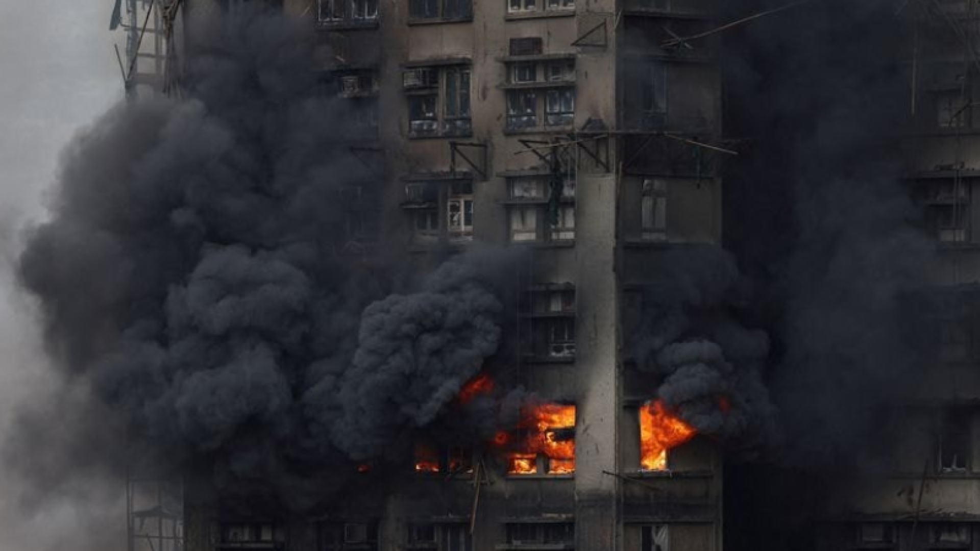 Um incêndio de grandes proporções atingiu na quarta-feira (26) um complexo residencial com oito torres no distrito de Tai Po...