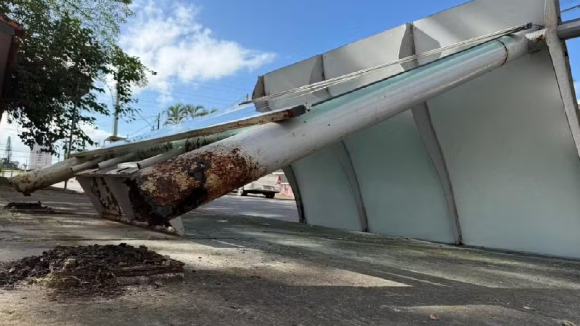 Uma menina de 7 anos ficou ferida após a cobertura de um ponto de ônibus desabar sobre ela na manhã desta quinta-feira (27)...